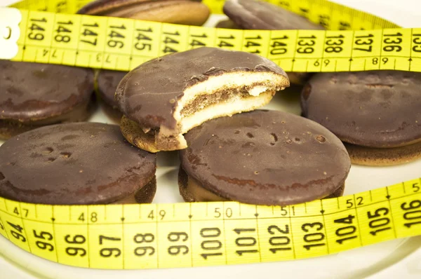 Çikolata kurabiye ve ölçü bandı — Stok fotoğraf