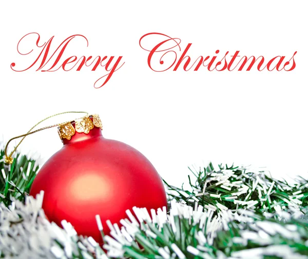 Rosso palla ornamento di Natale con corona isolata su bianco — Foto Stock