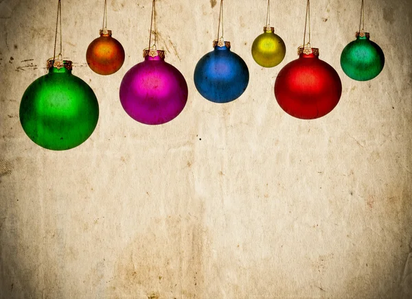 Fond en papier vintage avec des boules de Noël colorées — Photo
