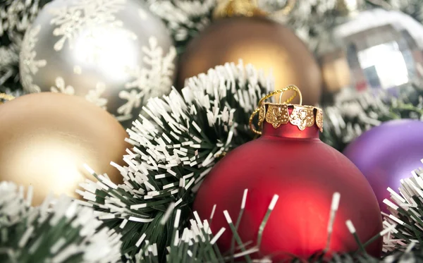 Πολύχρωμα χριστουγεννιάτικα στολίδια φόντο — Φωτογραφία Αρχείου