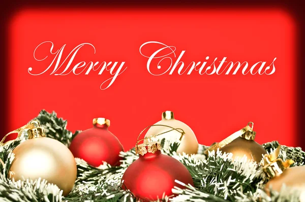 Elegante sfondo natalizio con ornamenti rossi e dorati — Foto Stock