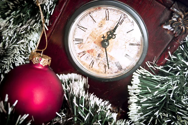 Óra és karácsonyi háttér - közeleg a karácsony fogalmi kép — Stock Fotó
