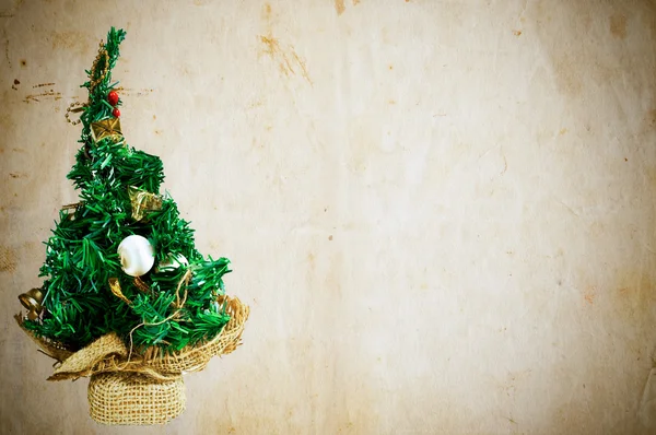 Lege christmas wenskaart - kerstboom tegen grunge pa — Stockfoto