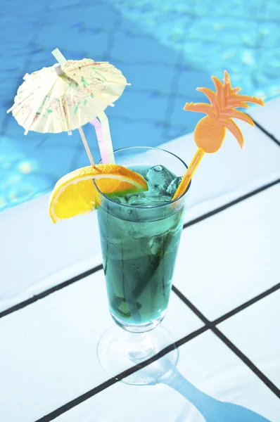 Exotische cocktail drinken — Stockfoto