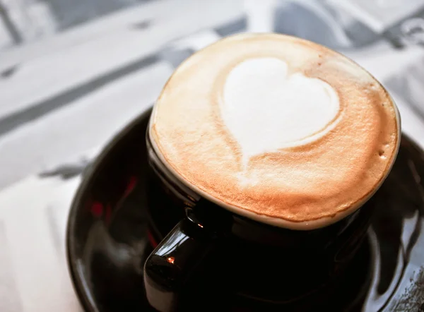 Süt ve kalp şeklinde kahve fincanı. — Stok fotoğraf