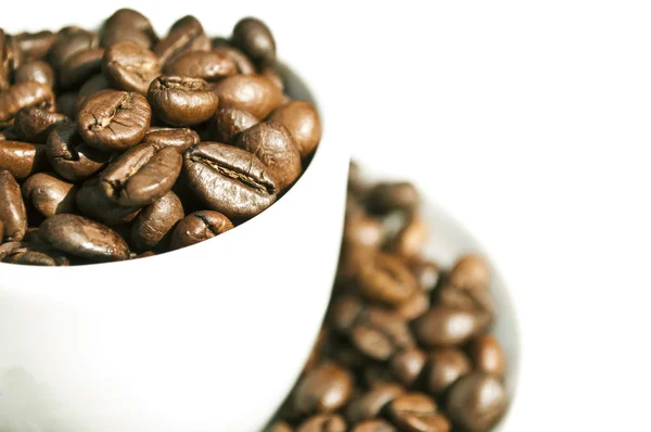 Taza llena de granos de café aislados sobre fondo blanco —  Fotos de Stock