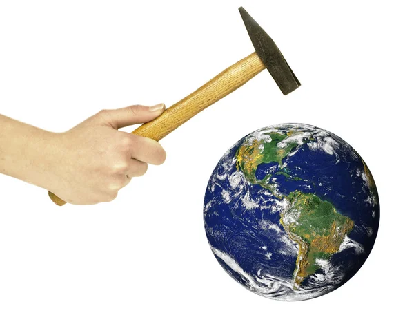 Mão humana segurando martelo e ameaçando destruir o planeta Eart — Fotografia de Stock