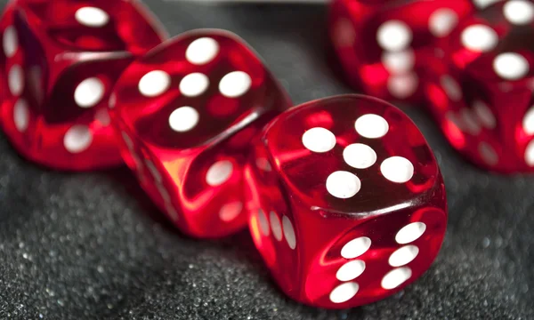 Röd poker tärnar makro skott — Stockfoto