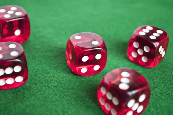 Set van gokken dobbelstenen op groene achtergrond — Stockfoto