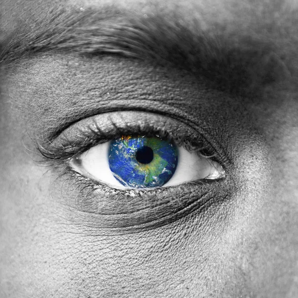 Planet Erde im blauen menschlichen Auge — Stockfoto