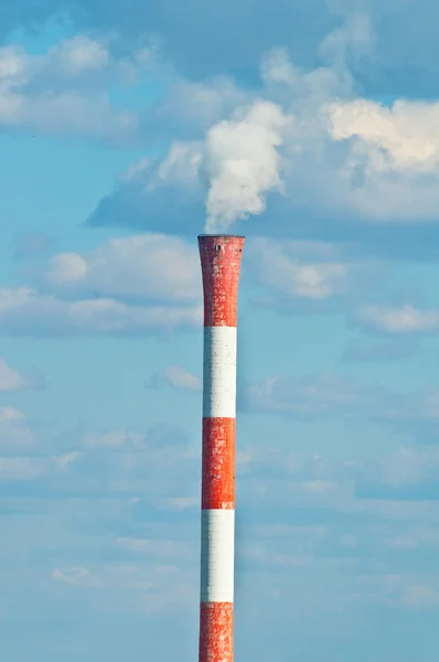 Заводська труба курить з білим димом над блакитним небом — стокове фото