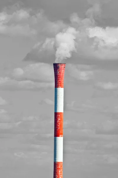 Fábrica de pipa de fumar con un humo blanco sobre el cielo azul —  Fotos de Stock