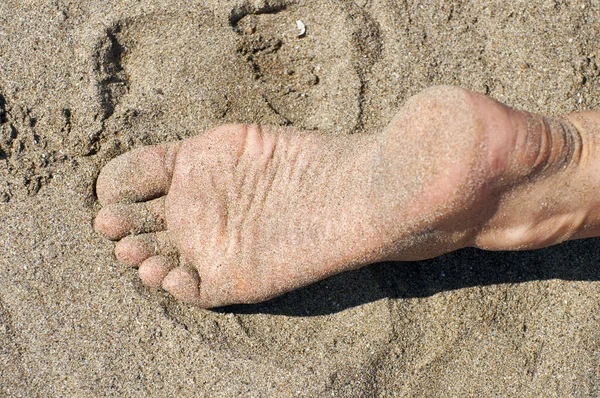 Kvinna fötter i sanden — Stockfoto