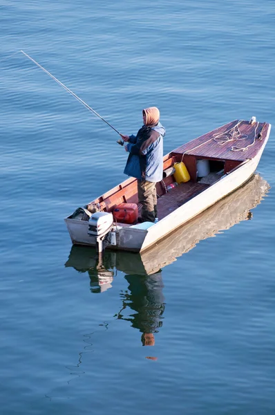 Ψαράς στο αλιευτικών σκαφών — Φωτογραφία Αρχείου