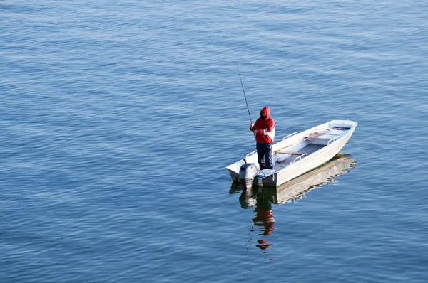 Pesca immagine concettuale - Pescatore nella pesca in barca — Foto Stock