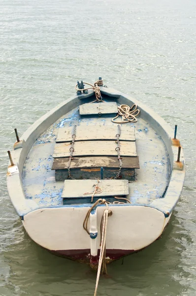 Tradizionale barca da pesca villaggio greco — Foto Stock