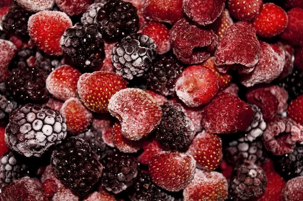 Fresh frozen strawberries and raspberries — Stock Photo, Image
