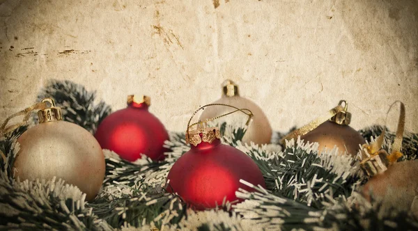 Ornamenti natalizi con corona isolata su bianco — Foto Stock