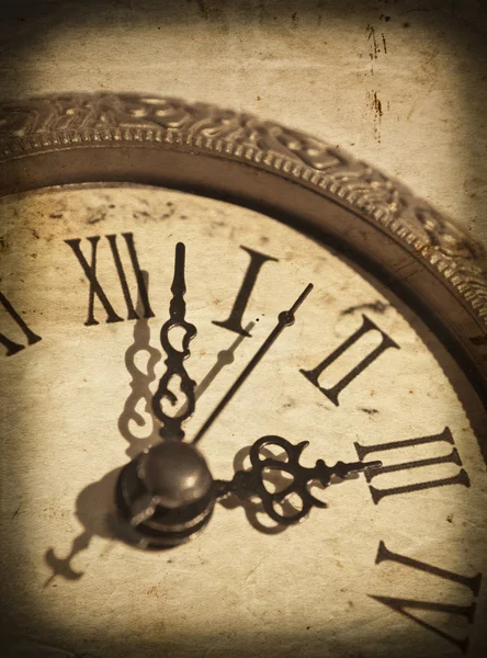 Вінтажний годинник на гранжевому фоні — стокове фото