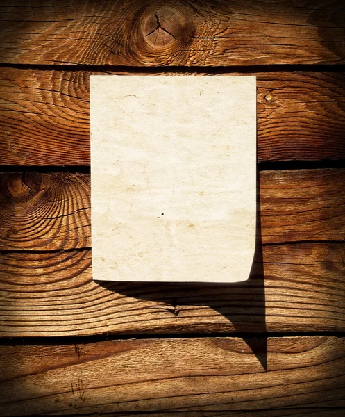 Άδειος grunge χαρτί στον ξύλινο τοίχο — Φωτογραφία Αρχείου
