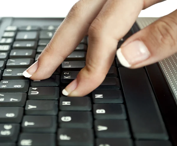 Tecleo a mano en teclado negro —  Fotos de Stock