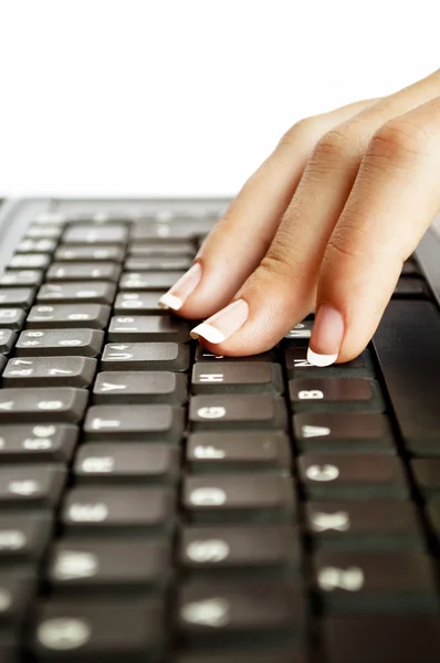 Женские пальцы, печатающие на клавиатуре — стоковое фото