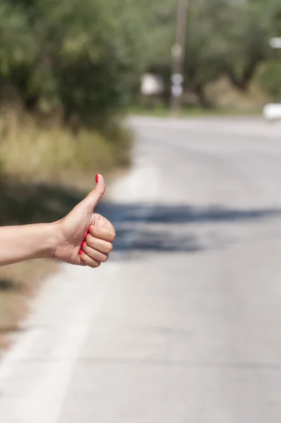 Hitchhiking the road — Stock Photo, Image