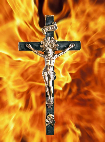针对火灾火焰十字架的耶稣 chrit — 图库照片