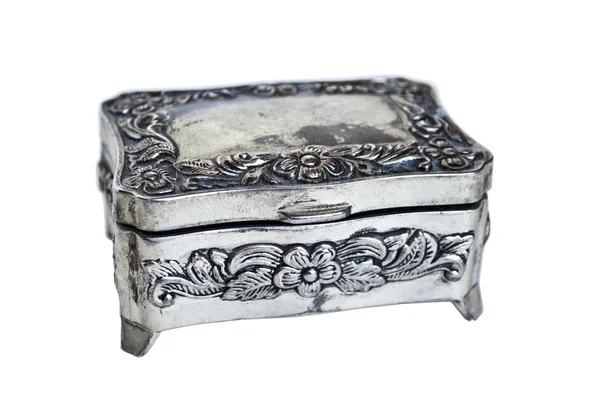 Коробка серебряных украшений изолирована на белом — стоковое фото
