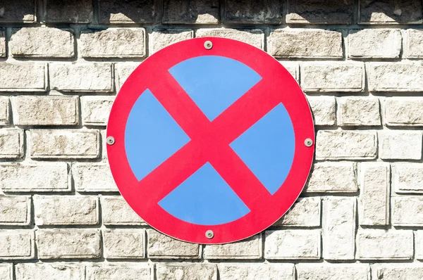 No parking sign on brick wall — Stock Photo, Image