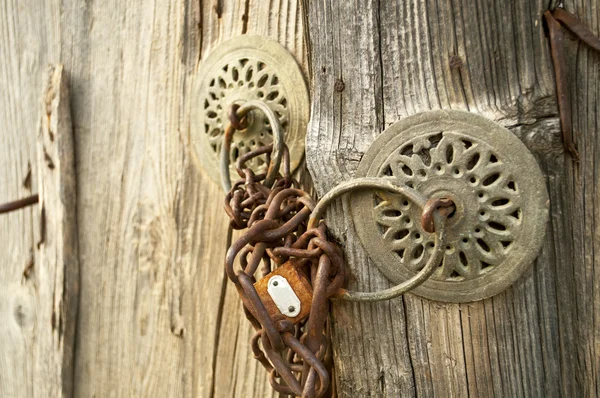 Roestige hangslot op houten deur — Stockfoto