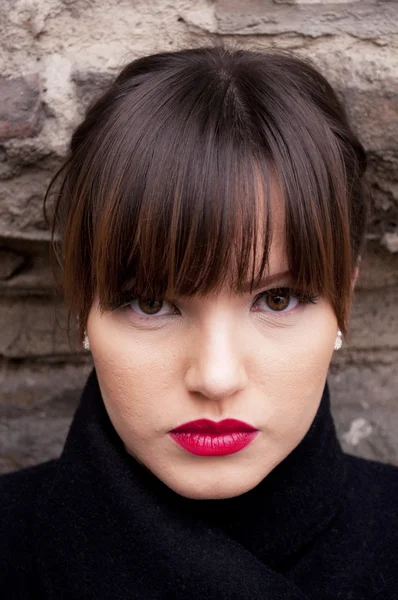 Portret van mooie vrouw met make-up en rode lippenstift — Stockfoto