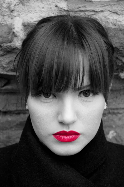 Módní model portrét v černé a bílé s červenými rty — Stock fotografie