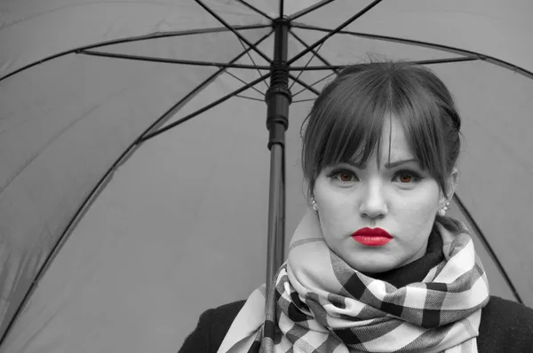 Retrato de modelo de moda bonita em preto e branco com vermelho — Fotografia de Stock