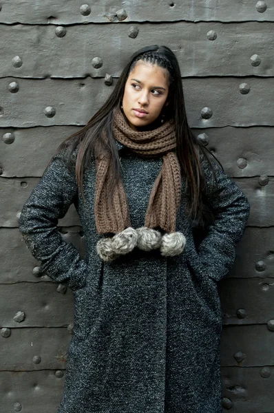 Retrato de mujer morena hermosa contra puerta de acero —  Fotos de Stock