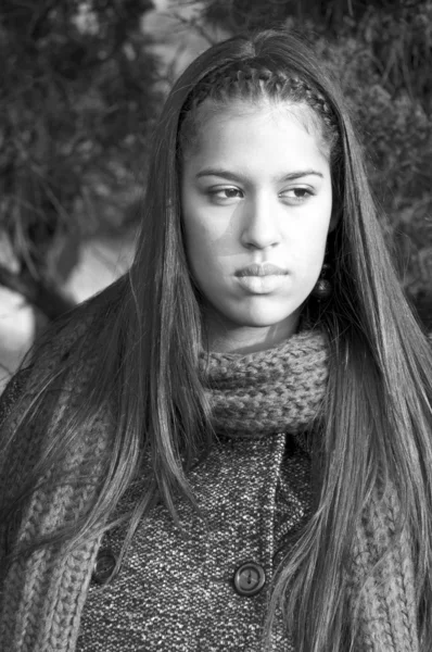 Retrato de hermosa chica en blanco y negro —  Fotos de Stock