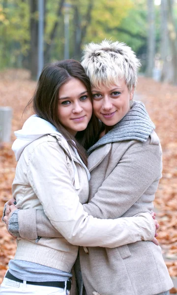 Twee meisjes knuffelen in de natuur - vriendschap concept — Stockfoto