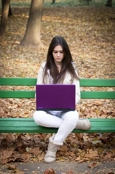 Πορτρέτο του μια όμορφη κοπέλα, χρησιμοποιώντας φορητό υπολογιστή — Φωτογραφία Αρχείου