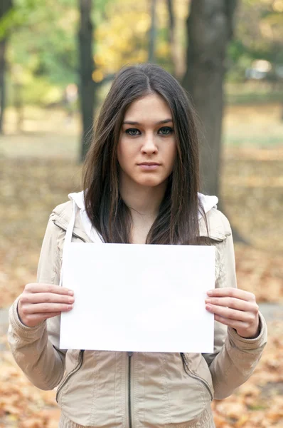 Chica sosteniendo papel en blanco —  Fotos de Stock
