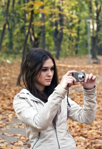 Beautiful girl taking photo with camera — Stock Photo, Image