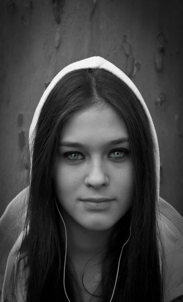 Portret van mooi meisje in zwart-wit — Stockfoto