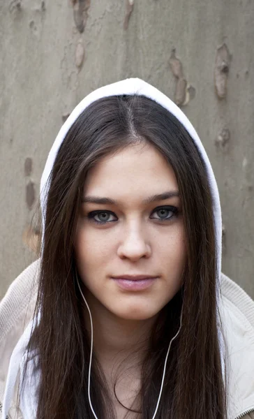 Müzik dinleme kentsel bir genç kız portresi — Stok fotoğraf