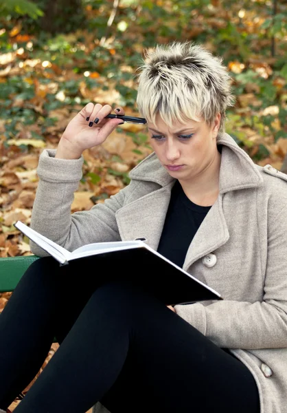 Serious looking woman studying — Stock Photo, Image