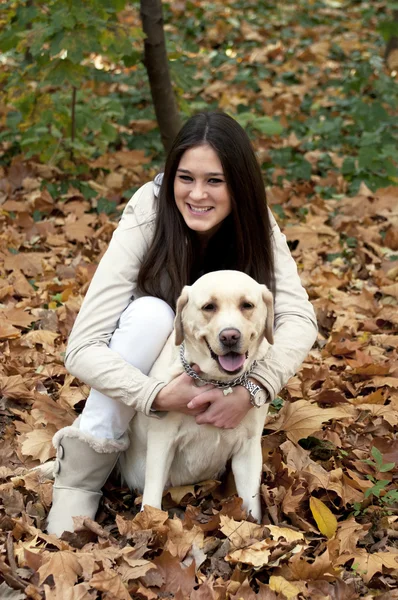Giovane bella ragazza e il suo cane — Foto Stock