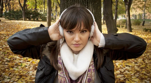 Närbild av en vacker kvinna lyssnar musik utomhus — Stockfoto