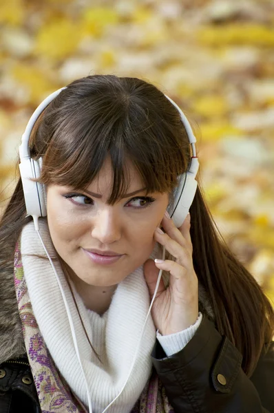 Closeup portret van een mooie gelukkig vrouw luisteren naar muziek — Stockfoto