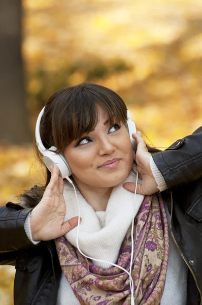 Schöne lächelnde Frau, die Musik hört und tanzt — Stockfoto