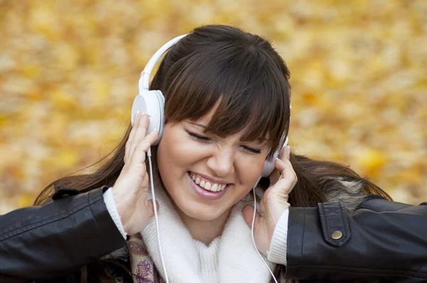 음악을 듣고 아름 다운 행복 한 여자의 근접 촬영 초상화 — 스톡 사진