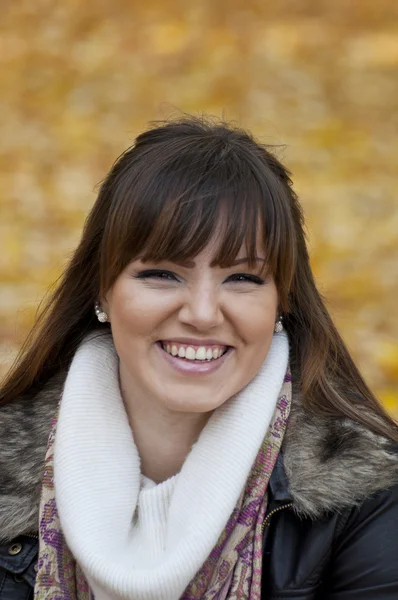 Πορτρέτο του όμορφη νεαρή γυναίκα, χαμογελαστά σε εξωτερικούς χώρους το φθινόπωρο — Φωτογραφία Αρχείου