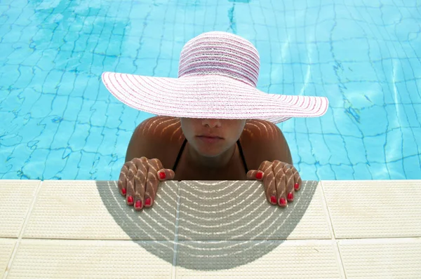 Mulher bonita desfrutando na piscina — Fotografia de Stock